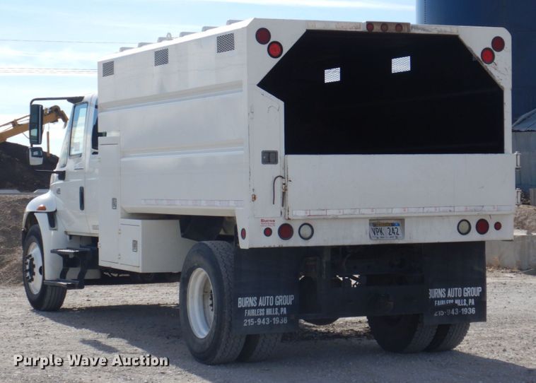 image for item DN7247 2004 International 4200  chipper truck