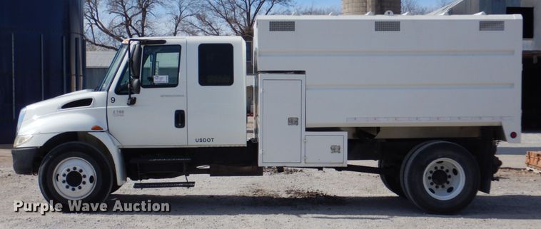 image for item DN7247 2004 International 4200  chipper truck