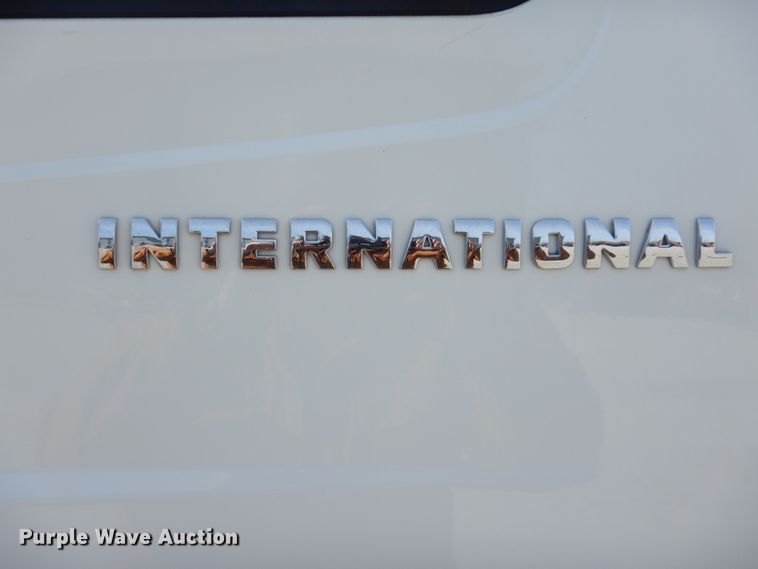 image for item DN7247 2004 International 4200  chipper truck