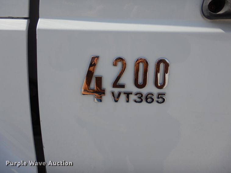 image for item DN7247 2004 International 4200  chipper truck