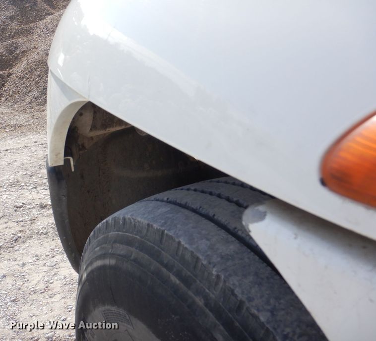 image for item DN7247 2004 International 4200  chipper truck