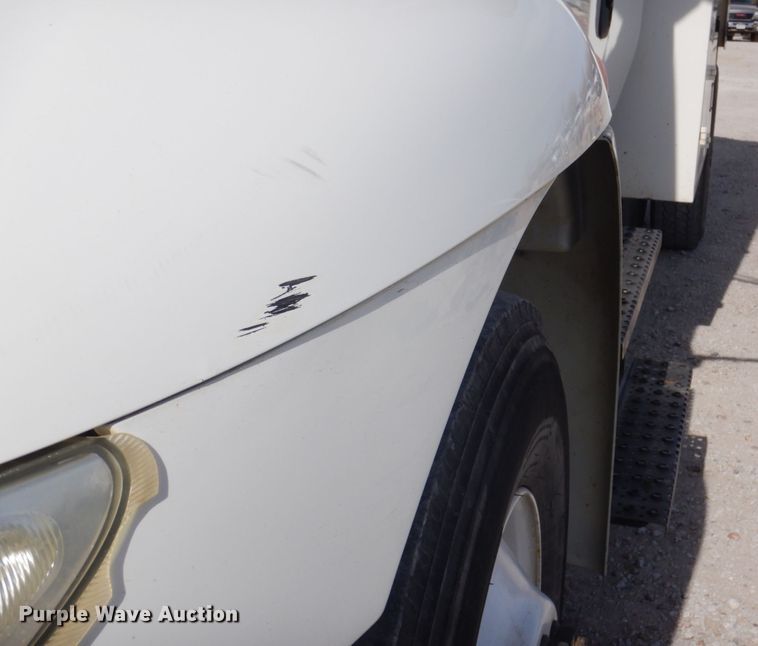 image for item DN7247 2004 International 4200  chipper truck