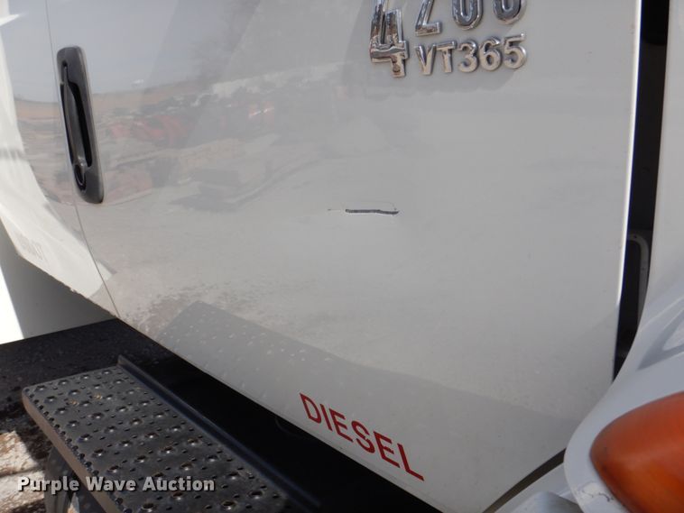 image for item DN7247 2004 International 4200  chipper truck