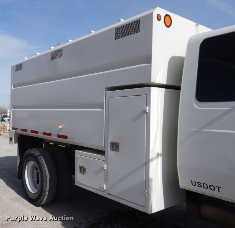 image for item DN7247 2004 International 4200  chipper truck