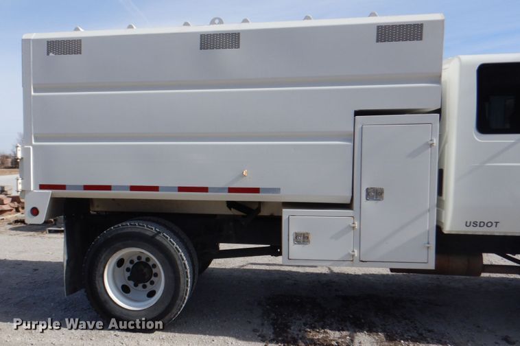 image for item DN7247 2004 International 4200  chipper truck