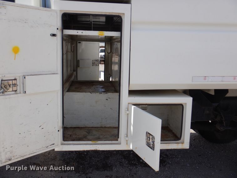 image for item DN7247 2004 International 4200  chipper truck