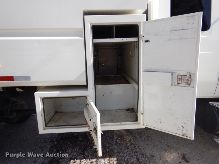 image for item DN7247 2004 International 4200  chipper truck