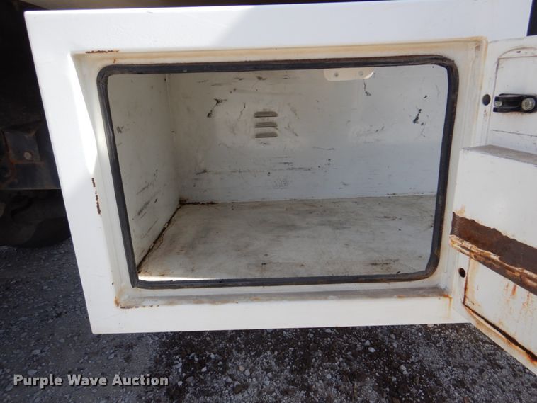 image for item DN7247 2004 International 4200  chipper truck