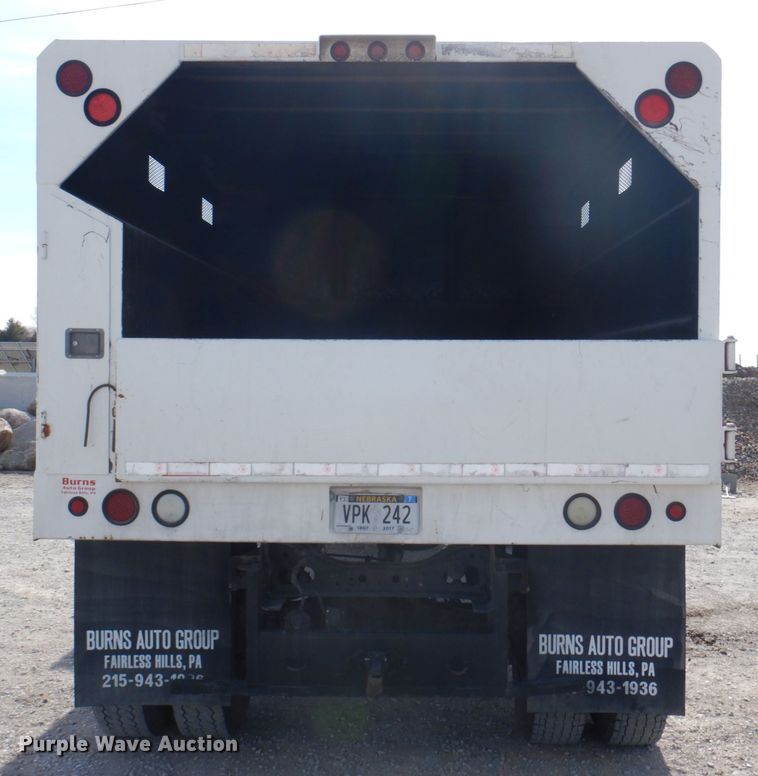 image for item DN7247 2004 International 4200  chipper truck
