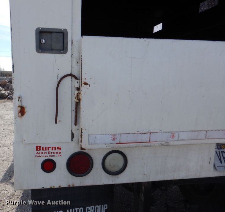 image for item DN7247 2004 International 4200  chipper truck