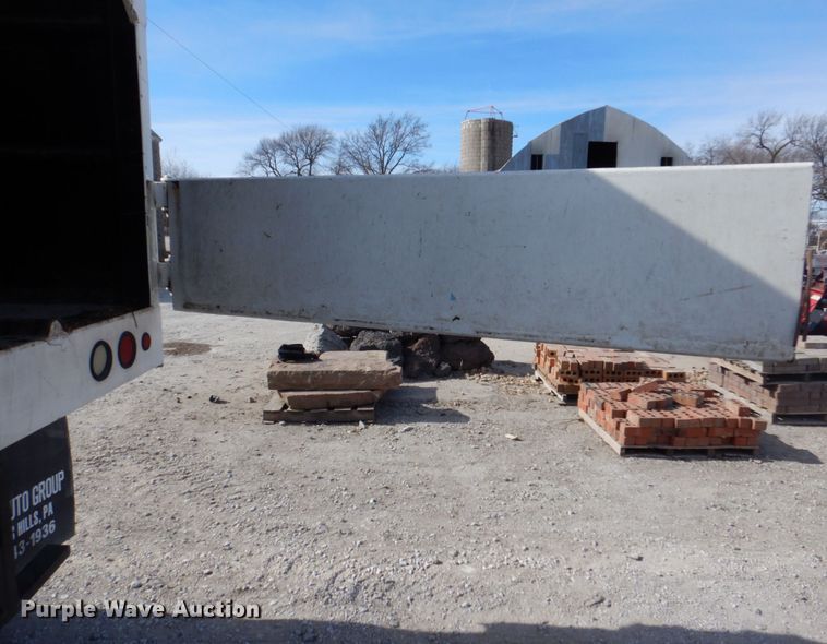 image for item DN7247 2004 International 4200  chipper truck