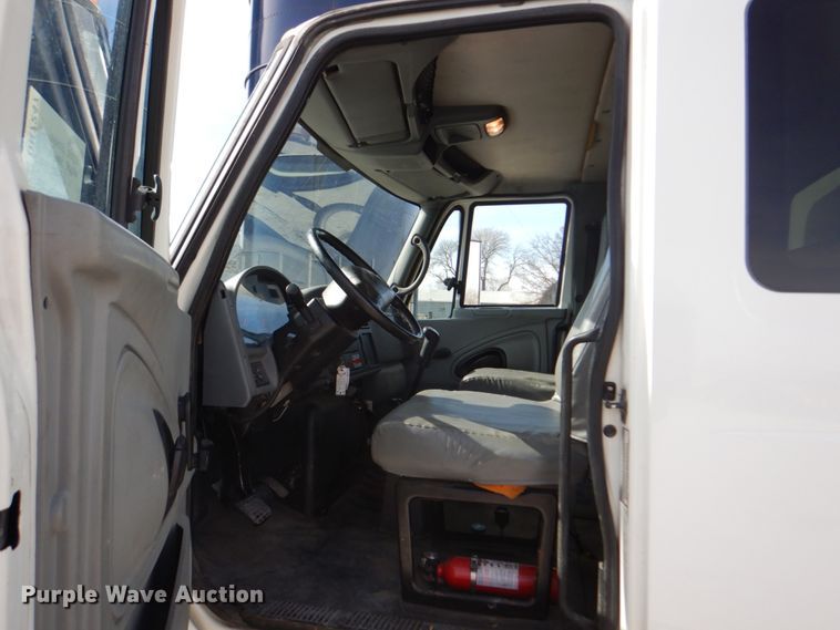 image for item DN7247 2004 International 4200  chipper truck