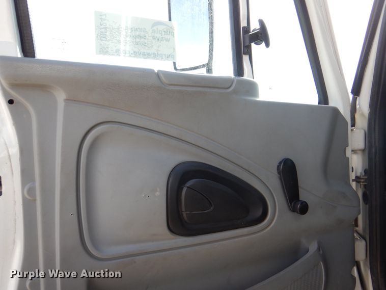 image for item DN7247 2004 International 4200  chipper truck