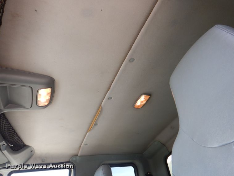 image for item DN7247 2004 International 4200  chipper truck