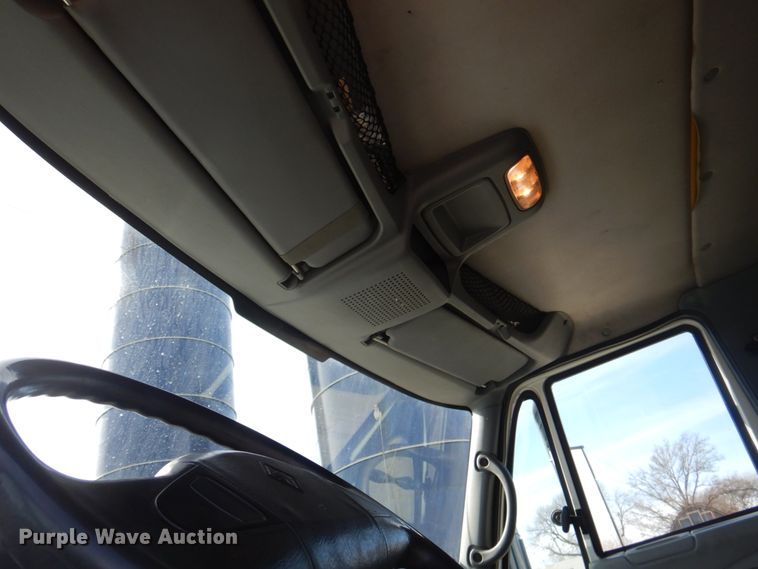 image for item DN7247 2004 International 4200  chipper truck