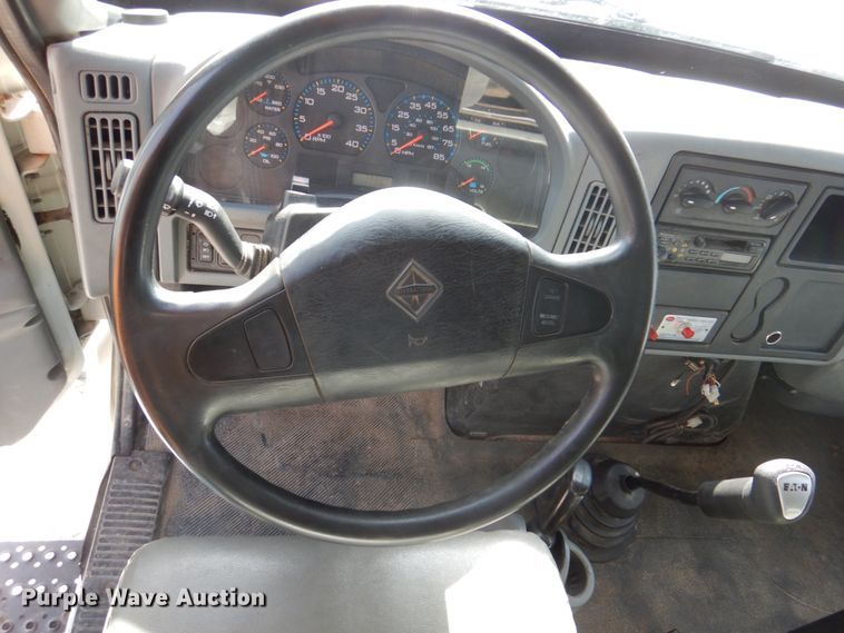 image for item DN7247 2004 International 4200  chipper truck