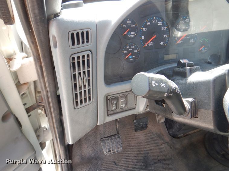 image for item DN7247 2004 International 4200  chipper truck