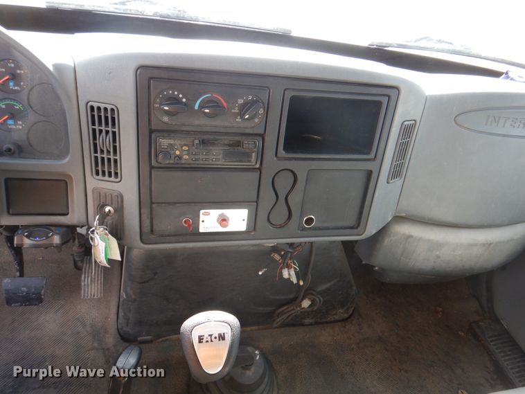 image for item DN7247 2004 International 4200  chipper truck