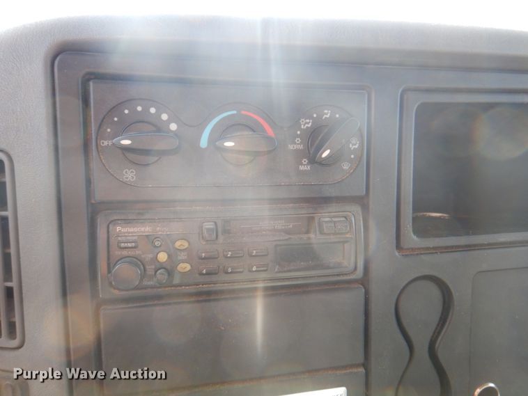 image for item DN7247 2004 International 4200  chipper truck