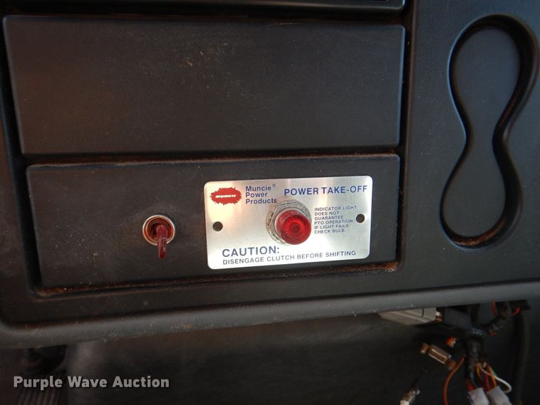 image for item DN7247 2004 International 4200  chipper truck