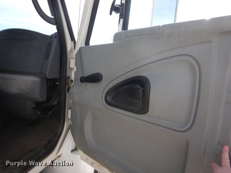 image for item DN7247 2004 International 4200  chipper truck