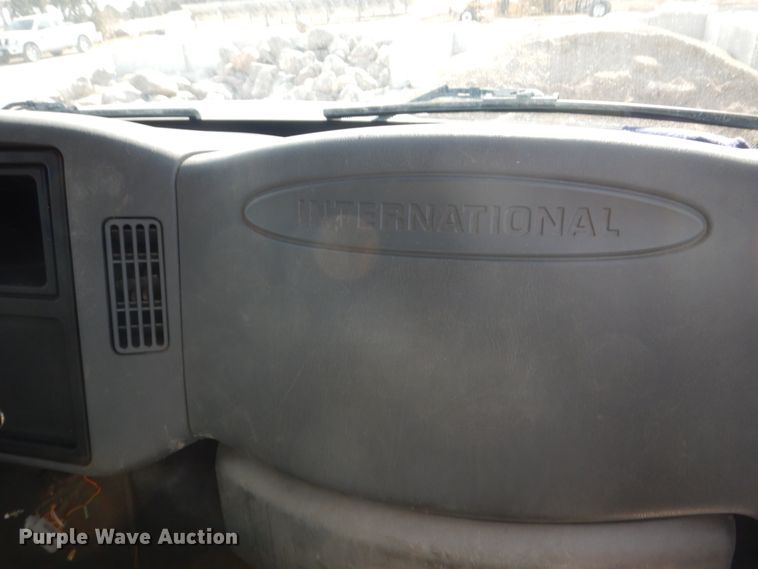 image for item DN7247 2004 International 4200  chipper truck