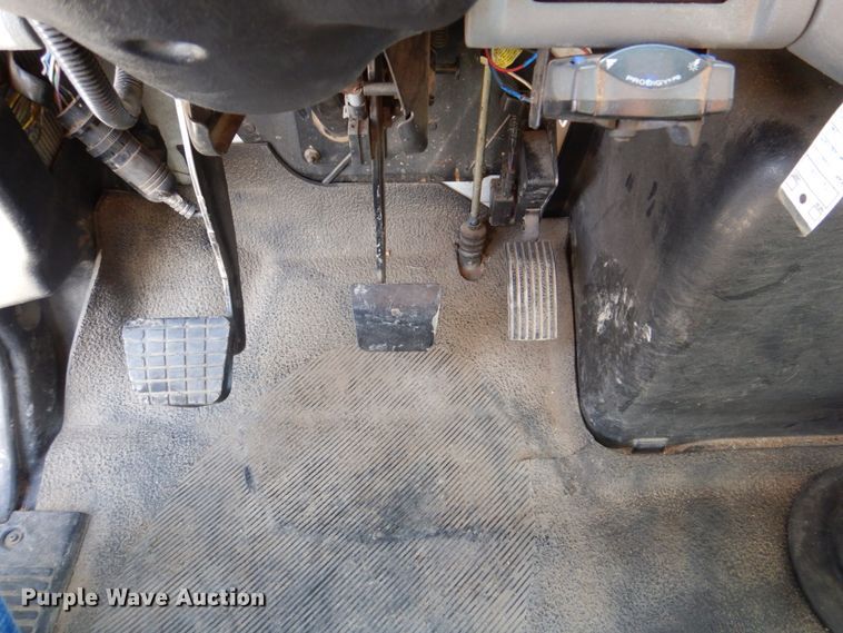 image for item DN7247 2004 International 4200  chipper truck