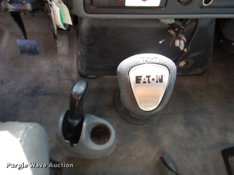 image for item DN7247 2004 International 4200  chipper truck