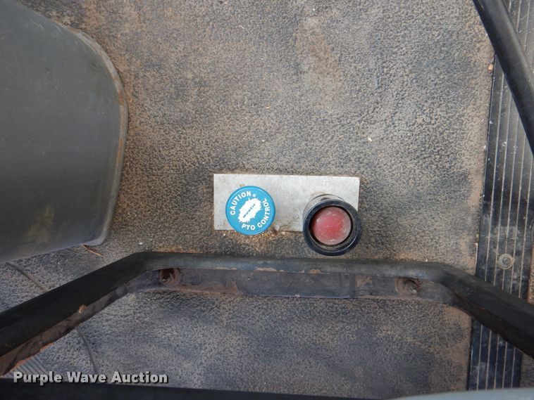 image for item DN7247 2004 International 4200  chipper truck