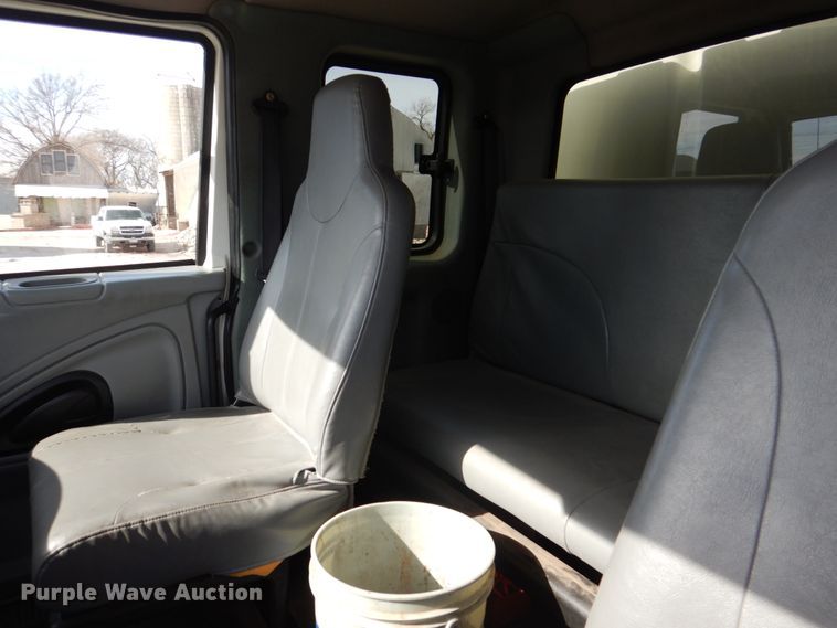 image for item DN7247 2004 International 4200  chipper truck