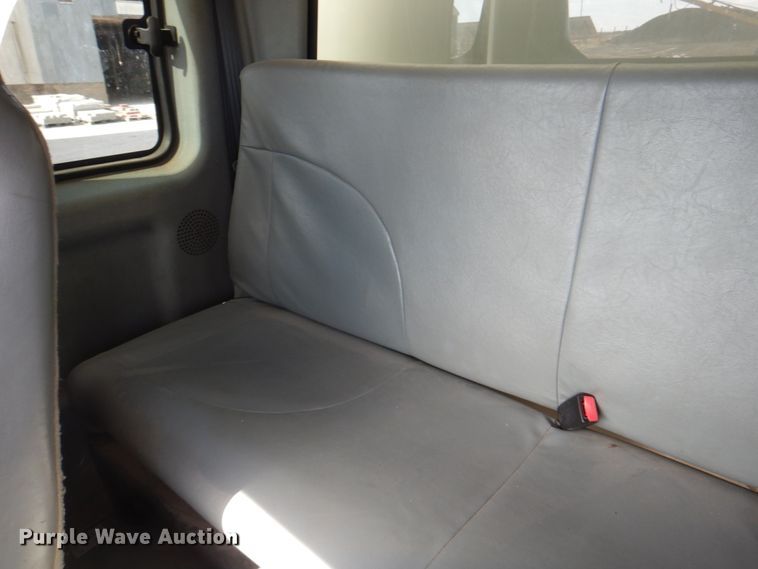 image for item DN7247 2004 International 4200  chipper truck