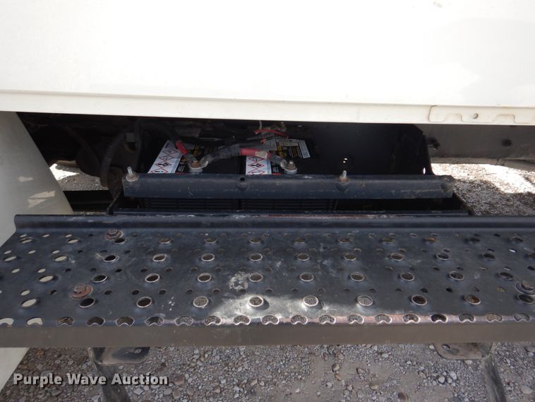 image for item DN7247 2004 International 4200  chipper truck