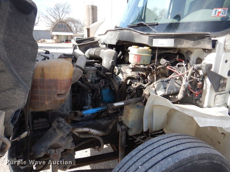 image for item DN7247 2004 International 4200  chipper truck