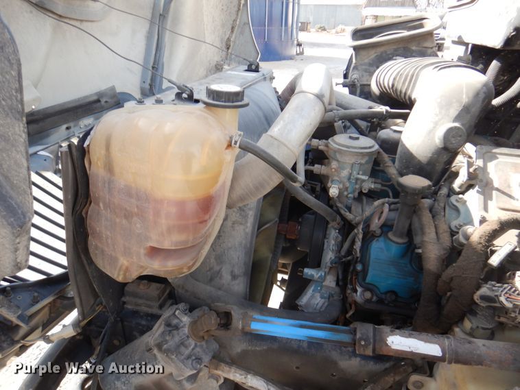 image for item DN7247 2004 International 4200  chipper truck