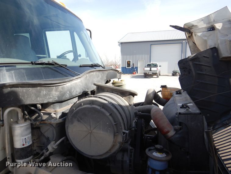 image for item DN7247 2004 International 4200  chipper truck