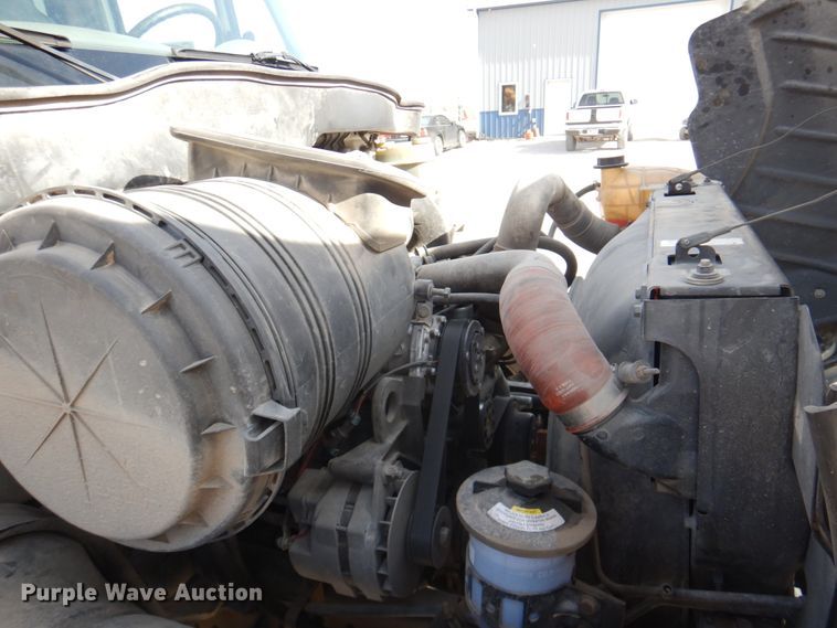 image for item DN7247 2004 International 4200  chipper truck