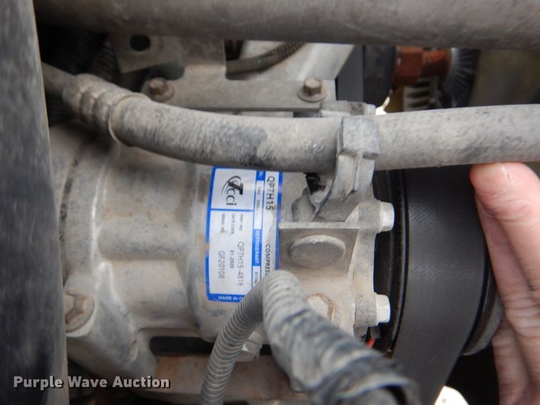 image for item DN7247 2004 International 4200  chipper truck