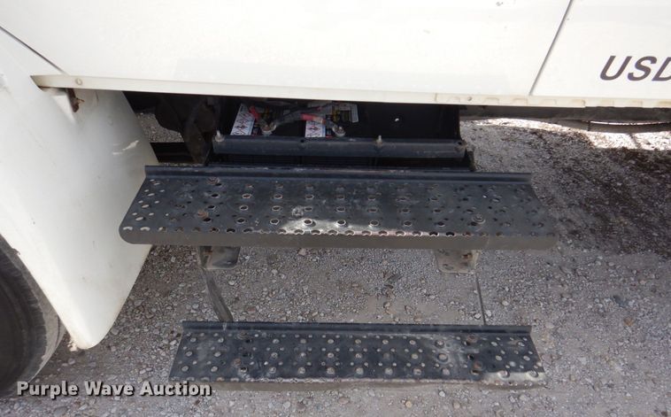 image for item DN7247 2004 International 4200  chipper truck