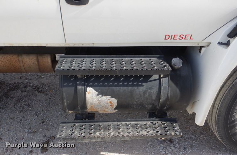 image for item DN7247 2004 International 4200  chipper truck