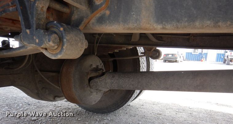 image for item DN7247 2004 International 4200  chipper truck