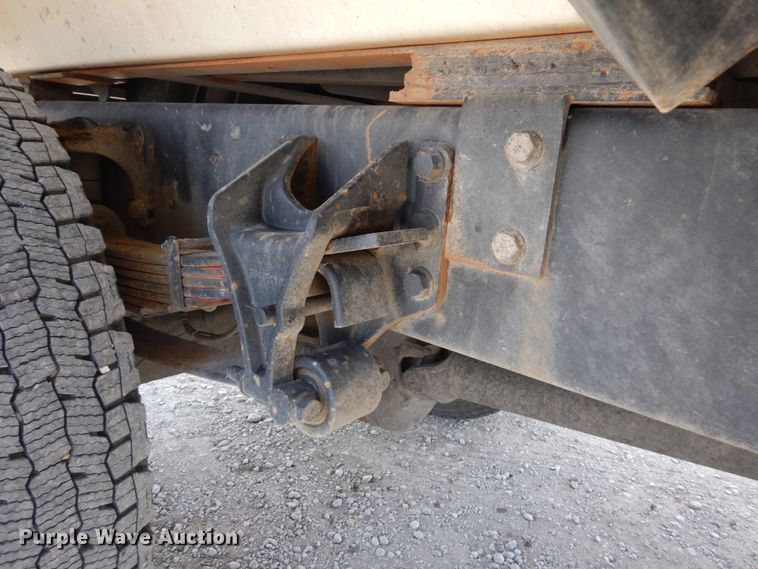 image for item DN7247 2004 International 4200  chipper truck