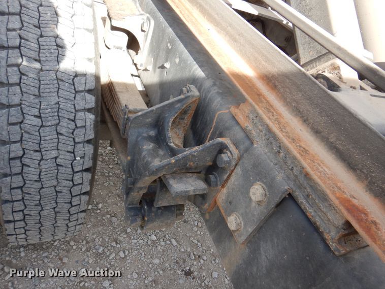 image for item DN7247 2004 International 4200  chipper truck