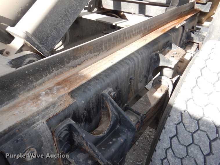 image for item DN7247 2004 International 4200  chipper truck