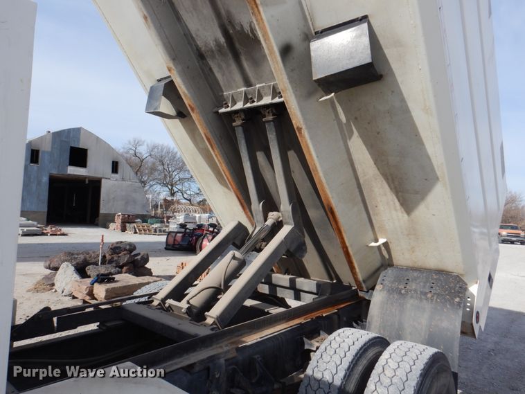 image for item DN7247 2004 International 4200  chipper truck