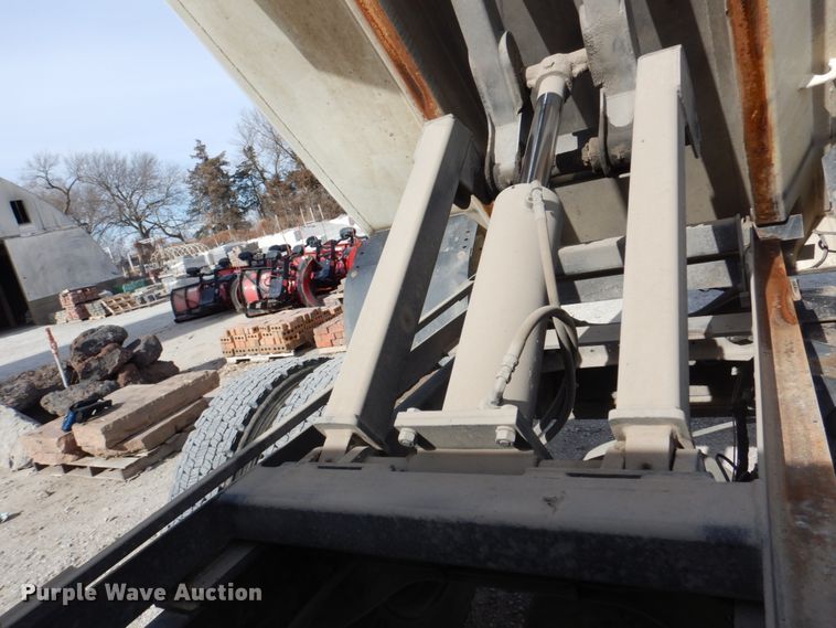 image for item DN7247 2004 International 4200  chipper truck