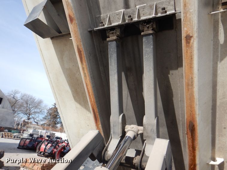 image for item DN7247 2004 International 4200  chipper truck