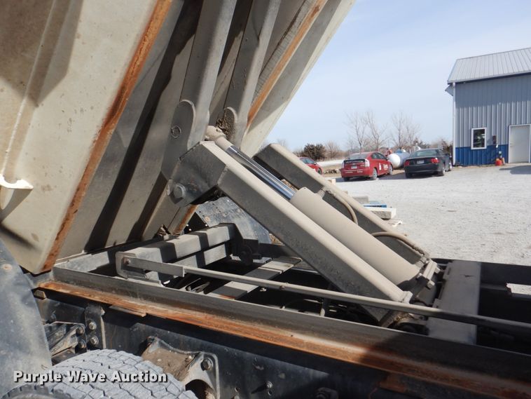 image for item DN7247 2004 International 4200  chipper truck
