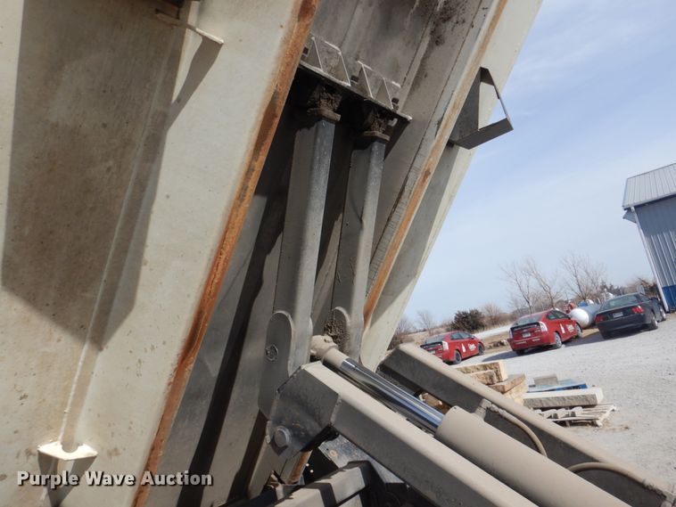 image for item DN7247 2004 International 4200  chipper truck