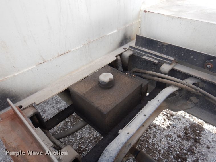 image for item DN7247 2004 International 4200  chipper truck