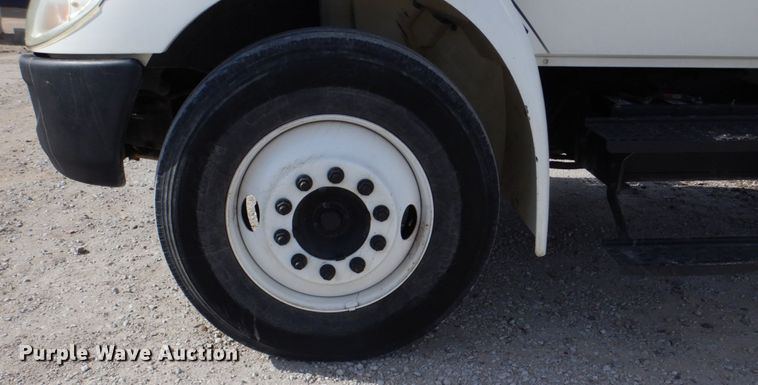 image for item DN7247 2004 International 4200  chipper truck